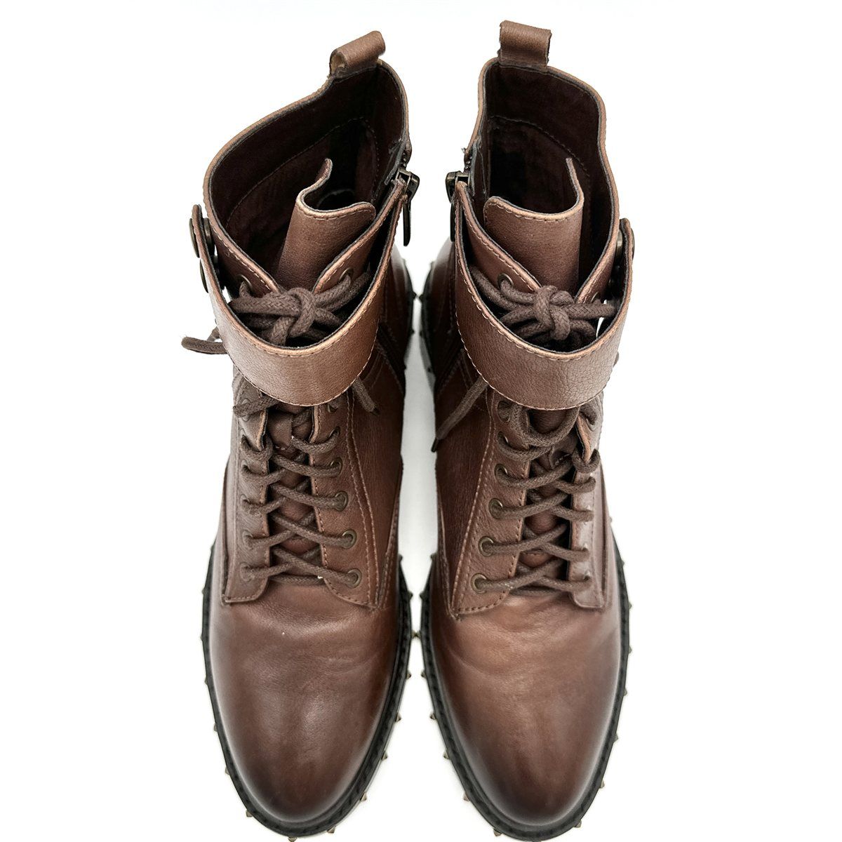 VINCE CAMUTO ショートブーツ 本革 スタッズ サイドシップ VINCE CAMUTO ショートブーツ 本革 スタッズ サイドシップ