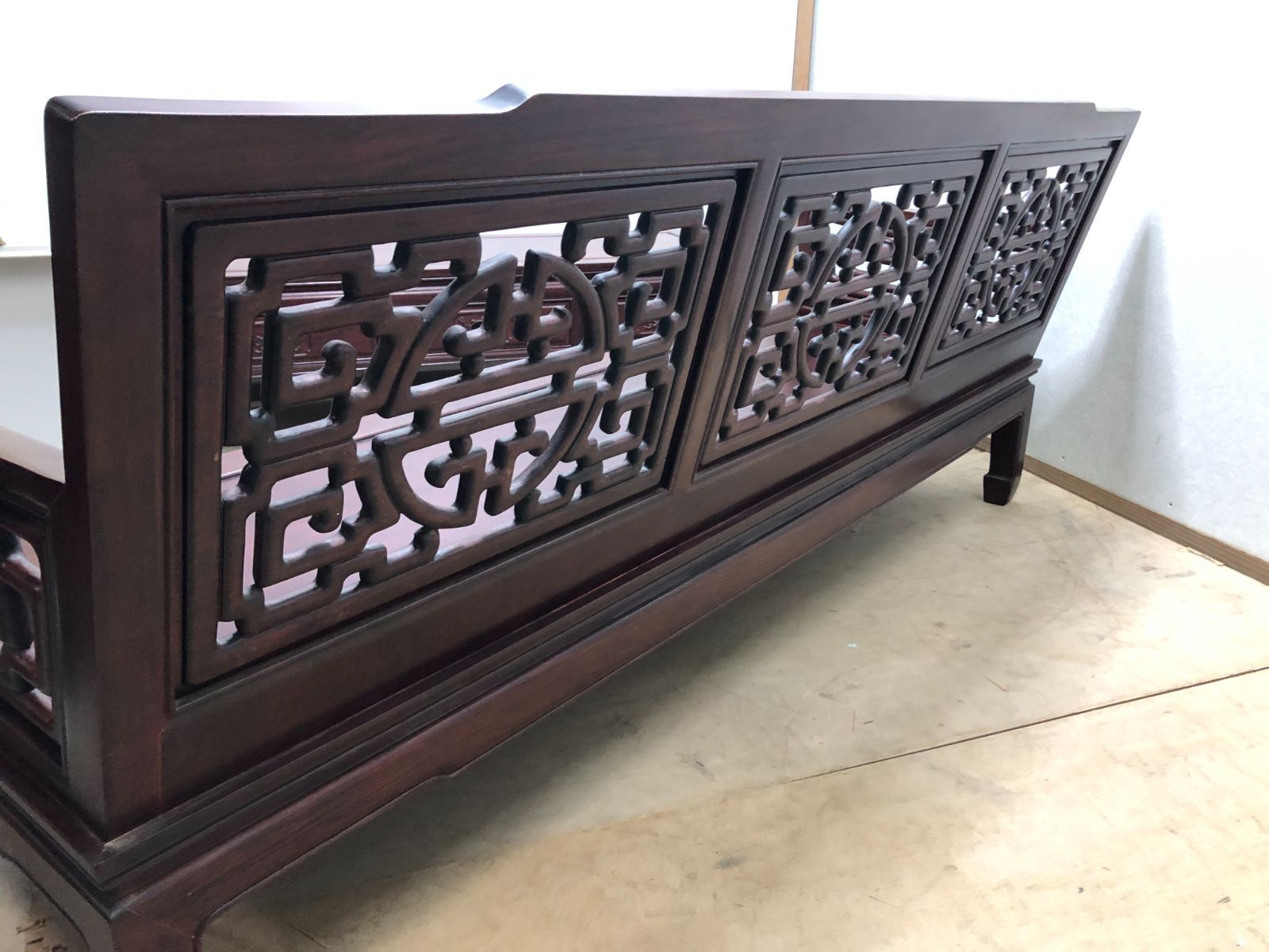 花梨の彫刻長椅子 肘掛け付き 3人掛け 豪華彫刻 人気 中国家具　75063-1 花梨の彫刻長椅子 肘掛け付き 3人掛け 豪華彫刻 人気 中国家具