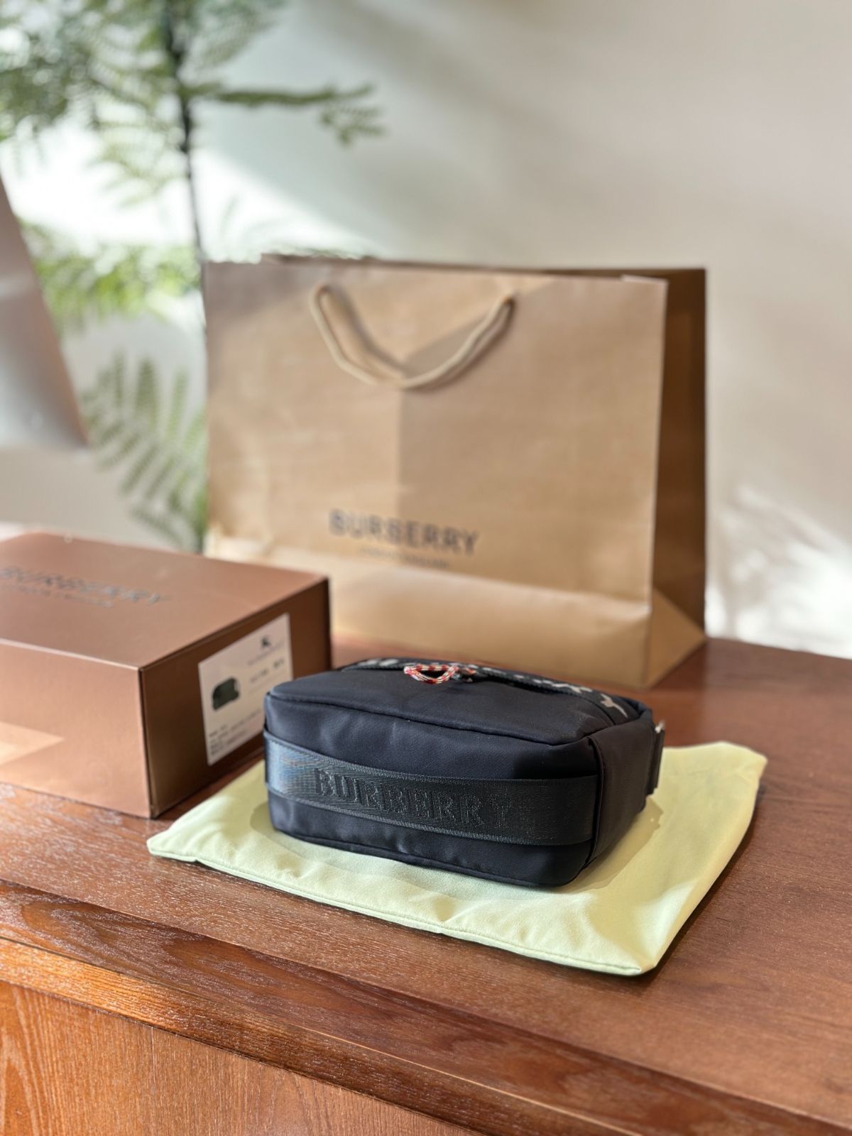今日特価】Burberry ナイロン カメラバッグ 23cm-WTO輸入 - メルカリ