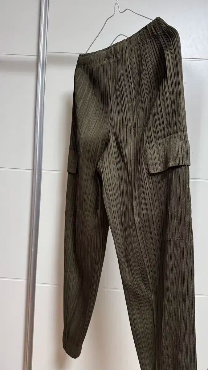 プリーツプリーズ カーゴパンツ オリーブ size3