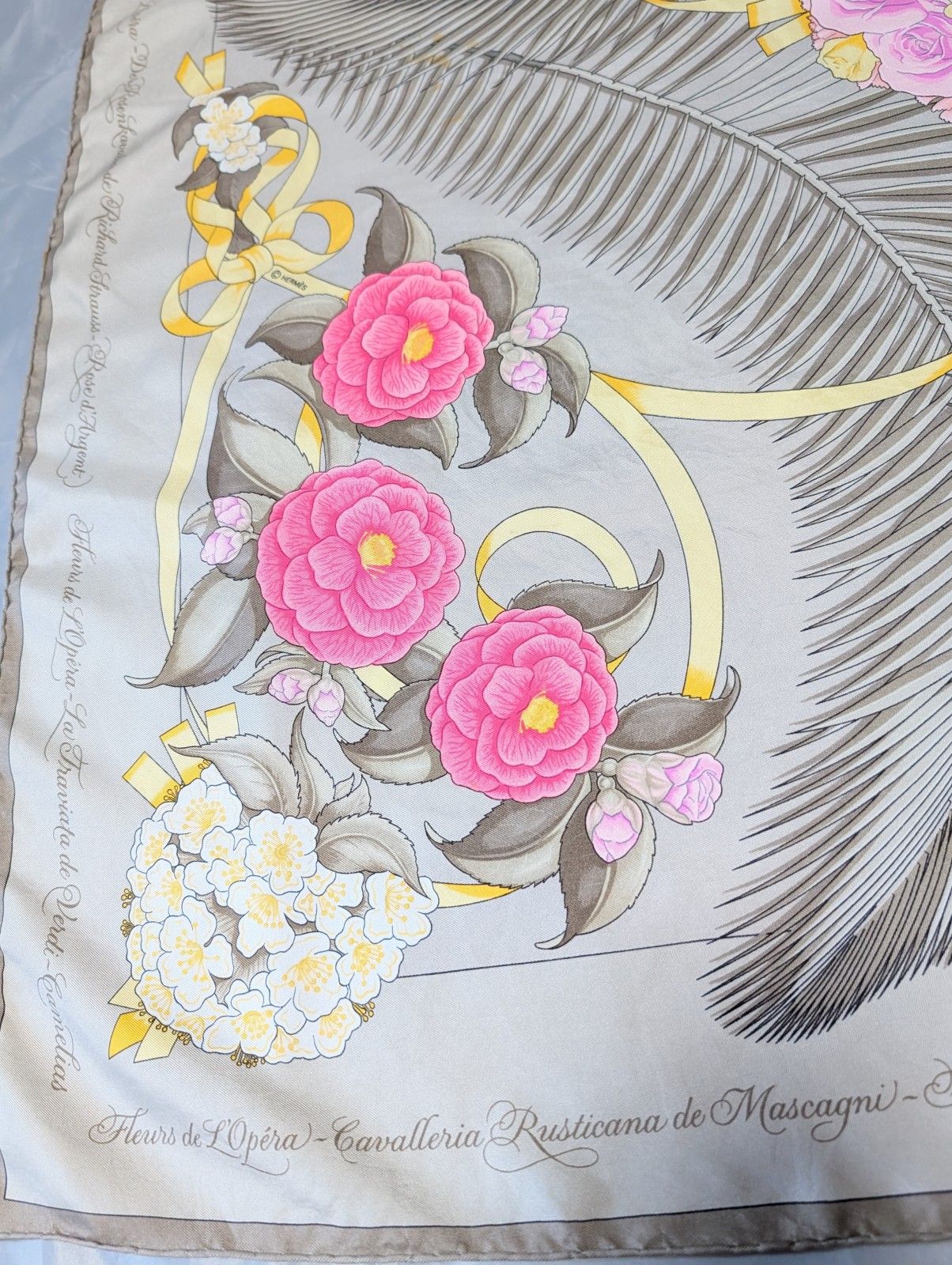 Hermes エルメス　カレ　オペラの花 HERMES エルメス カレ90 Fleurs de L'Opera オペラの花 スカーフ