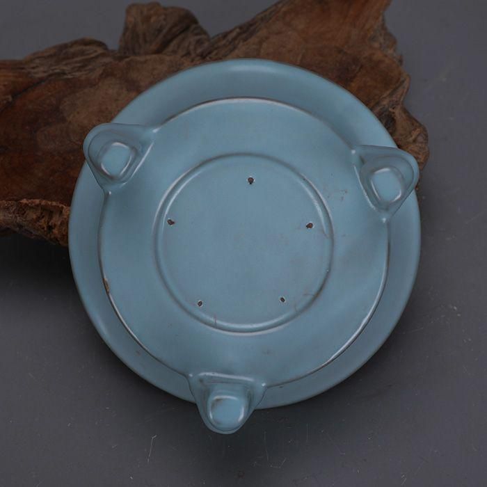 汝窯鉄胎青釉彫り彫り三本足香炉 景徳鎮 陶磁器 装飾品 現代工芸品 美術品 置物 宋汝窯清涼寺青釉竹節紋如意両耳三足香炉 景徳鎮 陶磁器 装飾品