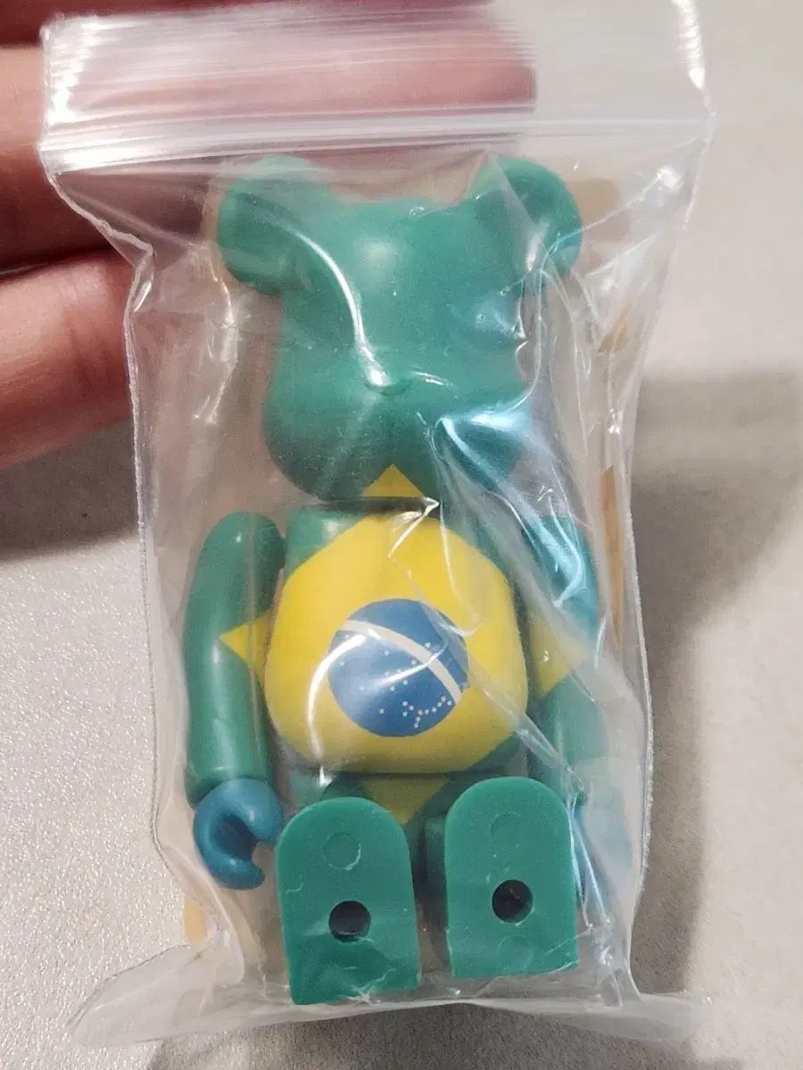 BE@RBRICK(ベアブリック) レギュラー 3 焦げた 国旗 ブラジル人 未開封 カードアップ