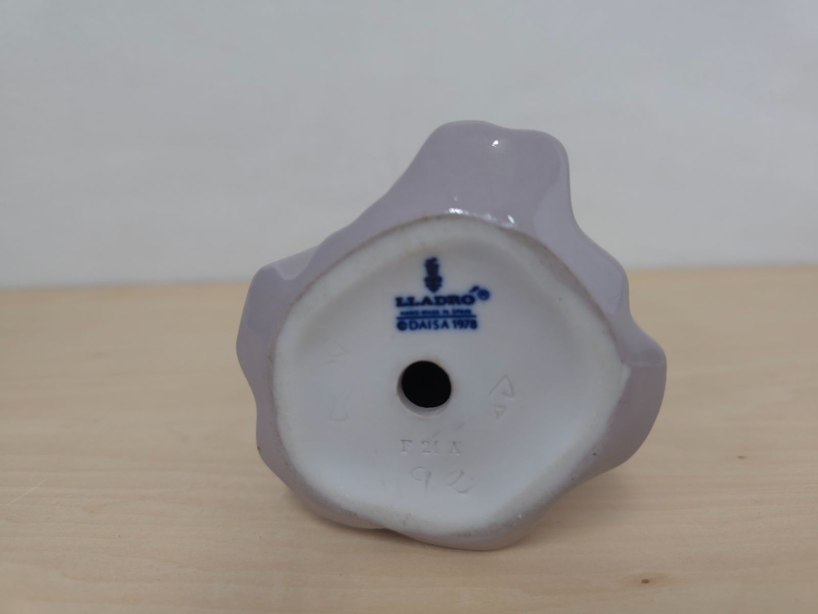 中古】M▽リヤドロ LLADRO 陶器 人形 置物 帽子 少女 TRYING ON A 