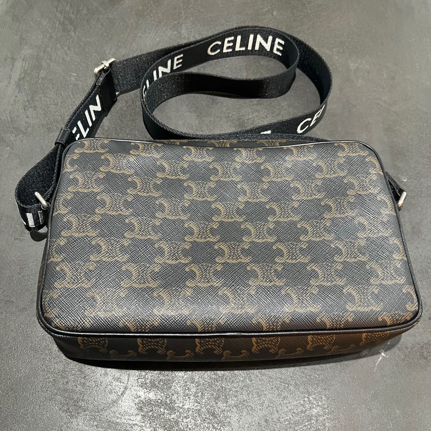 セリーヌ / CELINE　ミディアム メッセンジャーバッグ　197202DND.38OS　トリオンフキャンバス　ブラック 【中古】 商品番号 S-159085 お出かけに♪【CELINE】ミディアム メッセンジャーバッグ (CELINE