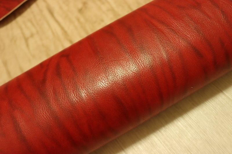 レッド 120ds ヌメ革 牛革 バングラデシュ レザー アニリン仕上げ はぎれ 一枚革 レザークラフト 革 皮 本革 diy 生地 材料