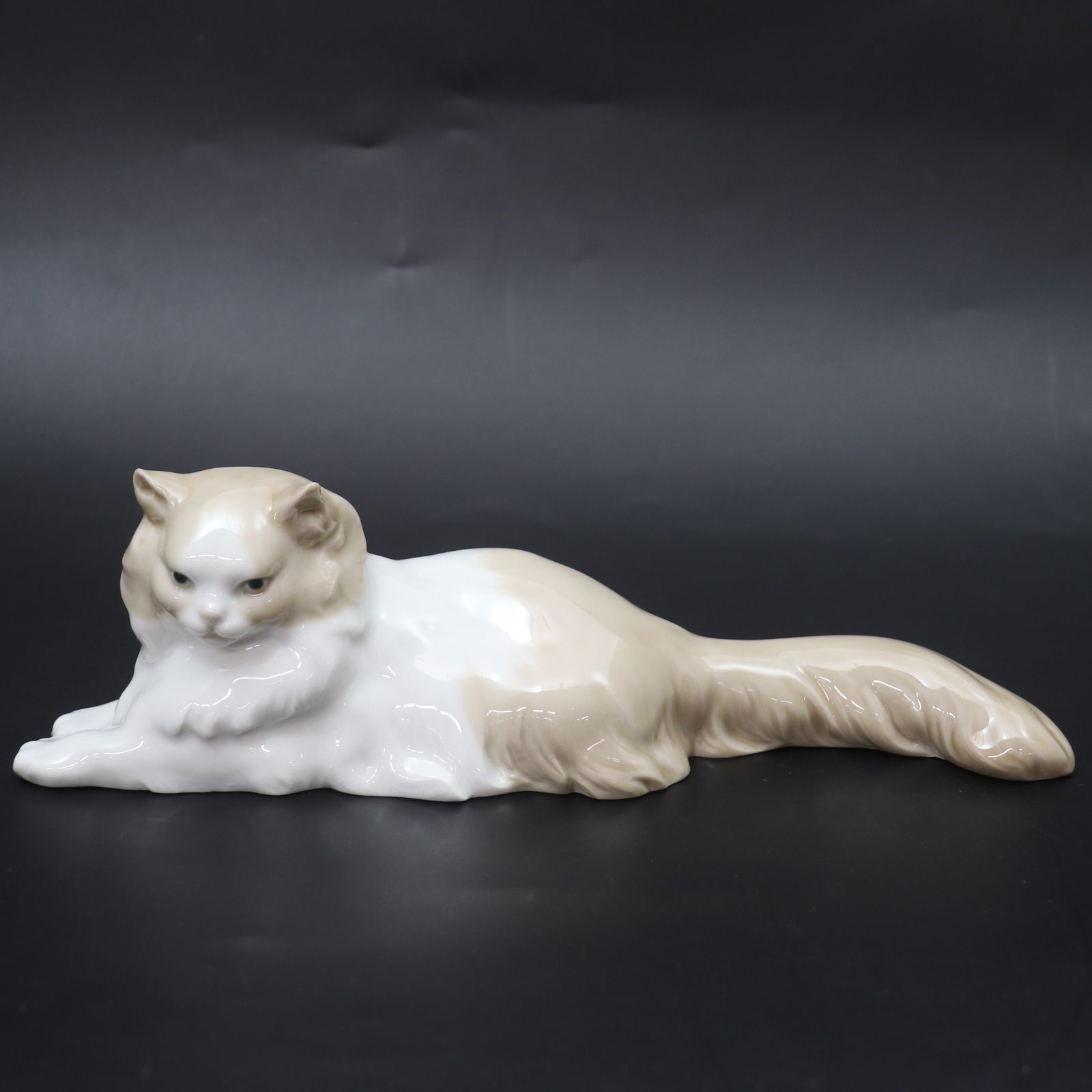 ホワイトとベージュ猫リヤドロNAO アンティークLLADRO 置物陶器