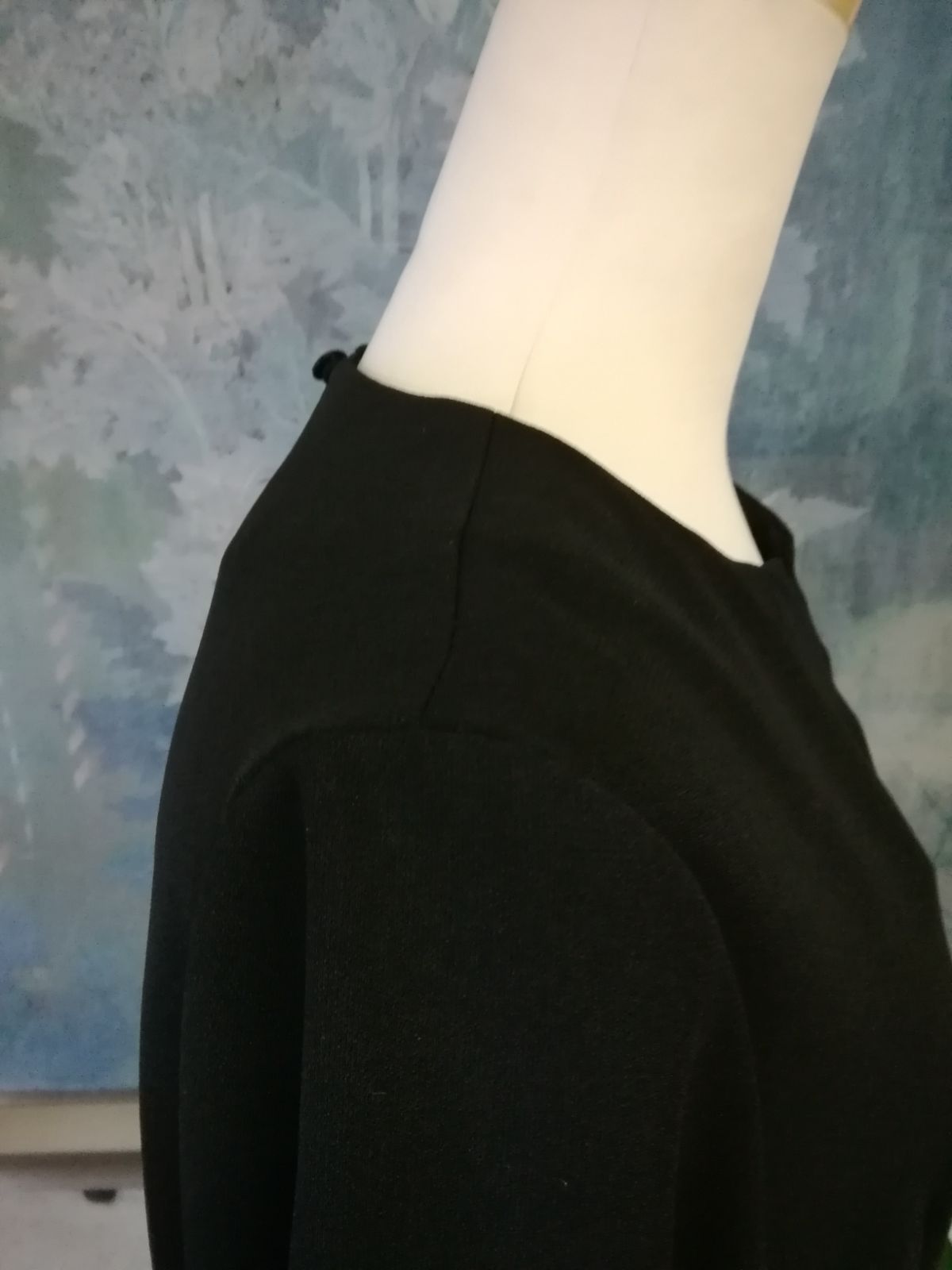 ゆったりタックペプラムブラウスとストレートパンツスーツ