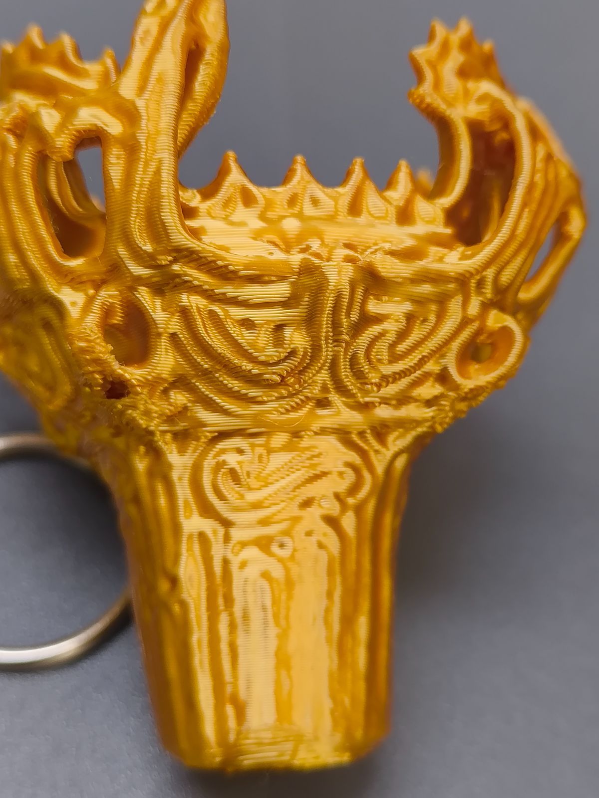 火焔形土器　勾玉装飾 火焔型土器 キーホルダー（黄金シルクPLA／1/5スケール）縄文土器