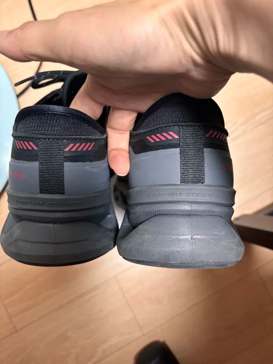 スケッチャーズ 滑る