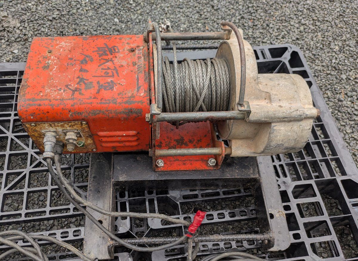100V