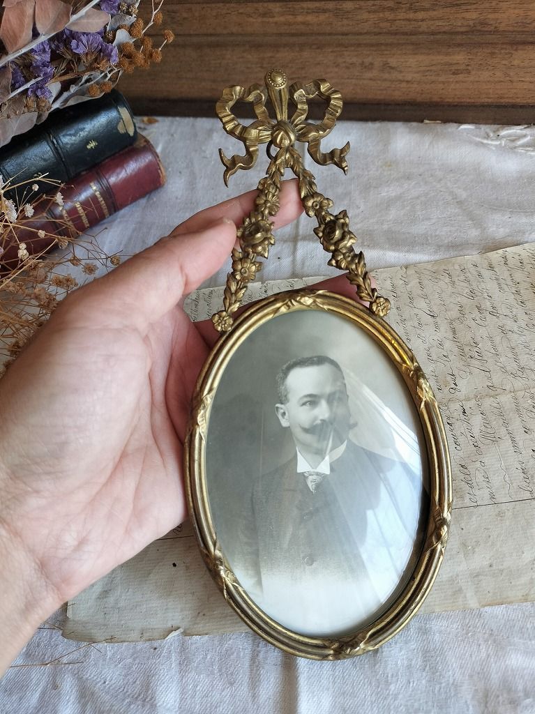 30日間返品交換可能！ フランス アンティーク 真鍮 リボン装飾付き 吊り下げ フォトフォトフレーム １９００年 【お買い得】