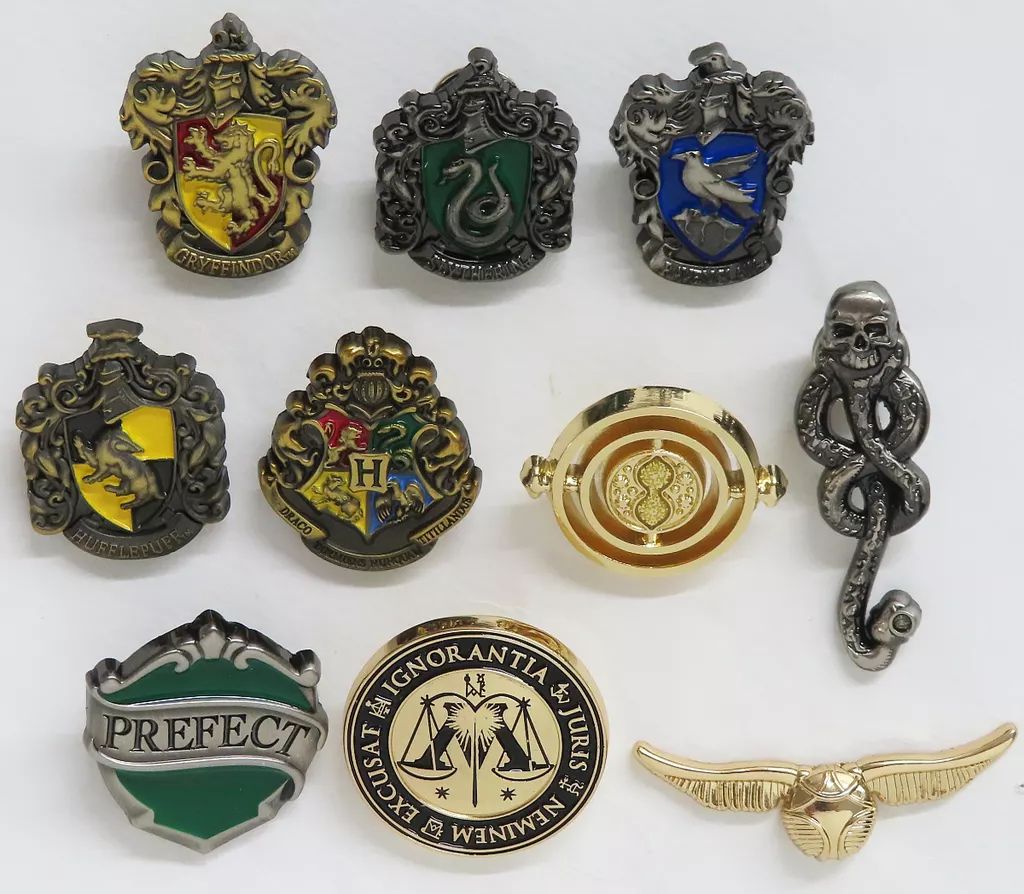 ハリー・ポッター エンブレムピンズコレクション　全10種セット　未開封 バッジ・ピンズ 全10種セット 「ハリー・ポッター エンブレムピンズ