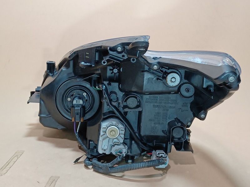 プリウス DAA-ZVW30 右ヘッドライト コーティング済み 81130-47231