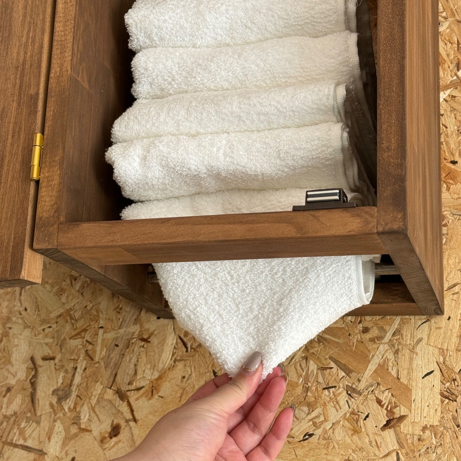 木目を活かしたタオルストッカー - メルカリ