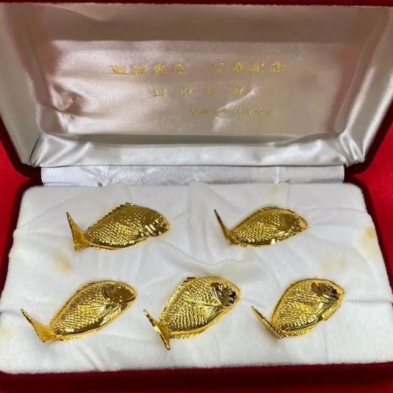 ✨純金張✨】開運 縁起物 金 鯛 箸置き インテリア K24GP 金製品 GOLD 藍綬褒章 授章記念 無病息災 めでたい 五体 セット 鯛 動物  和風 日本 おみやげ アンティーク 小物 飾り 食器 きらきら かわいい おしゃれ お正月 - メルカリ