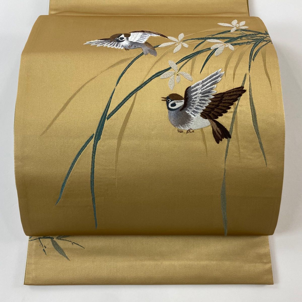 袋帯 秀品 雀 草花 刺繍 箔 黄土色 お太鼓柄 正絹