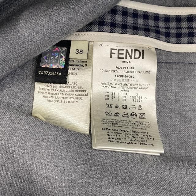 グレー