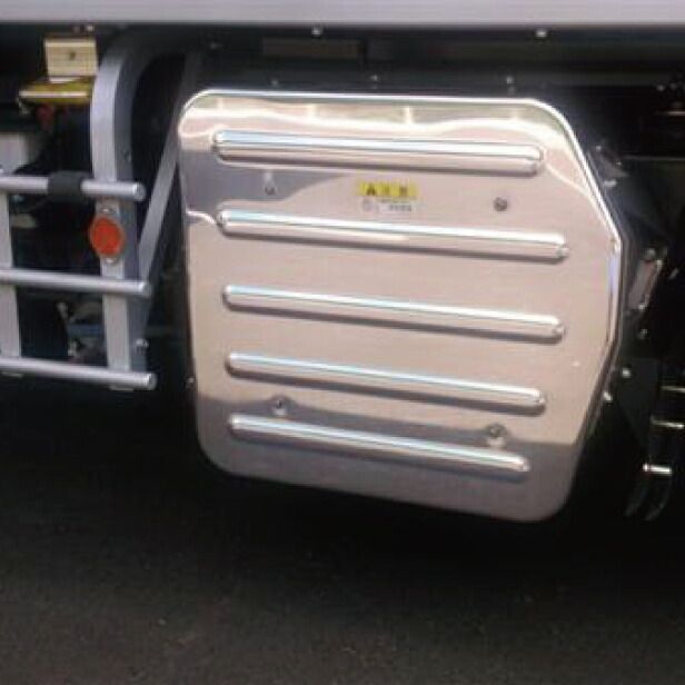 送料無料】いすゞ ギガ マフラーカバー ウロコ柄 ギガ(H22.5～H27.10