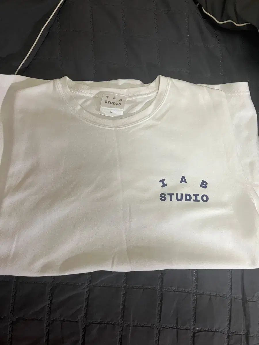 ★送料 関税込★IAB Studio★IAB Studio T-Shirt White Burgundy 아이앱 스튜디오 티셔츠 화이트 버건디 | IAB Studio | KREAM