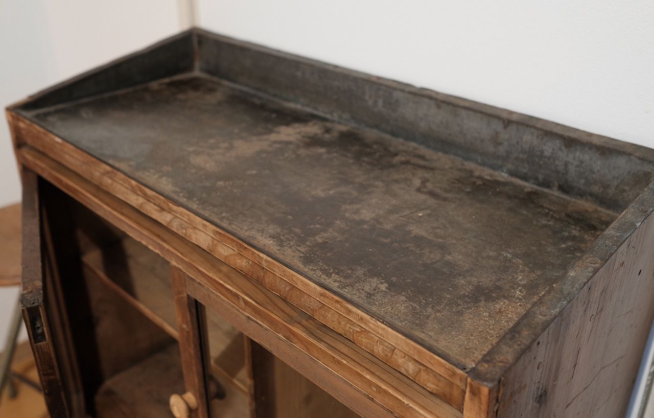 ヴィンテージ木製キャビネット、侘寂の美学漂う一品 ヴィンテージ木製