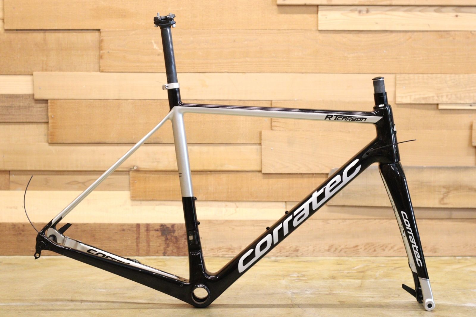 コラテック　カーボンアロイコンポジット　ロードバイクフレーム コラテック R.T.CARBONとDOLOMITIに新型機械式105を搭載した完成