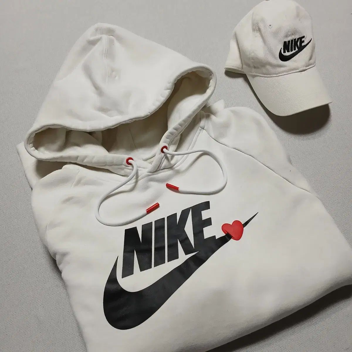 NIKE Nike(ナイキ） バレンタイン フード付きTシャツ