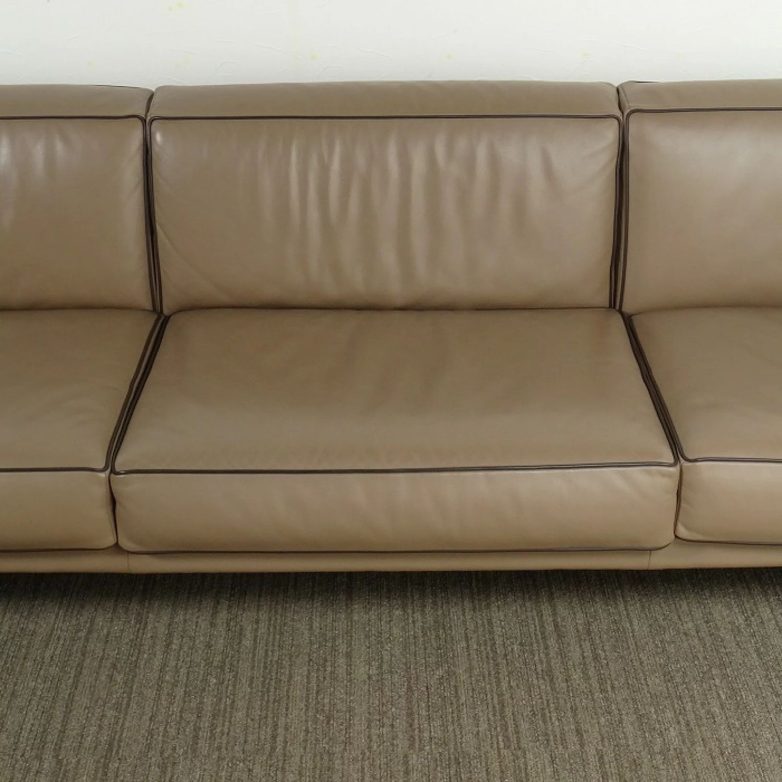 ◾︎SELUNO◾︎ 【展示美品】Cassina(カッシーナ) 405 DUC / デュック 3人掛ソファ / FXトープ系本革 165万 c250  - メルカリ