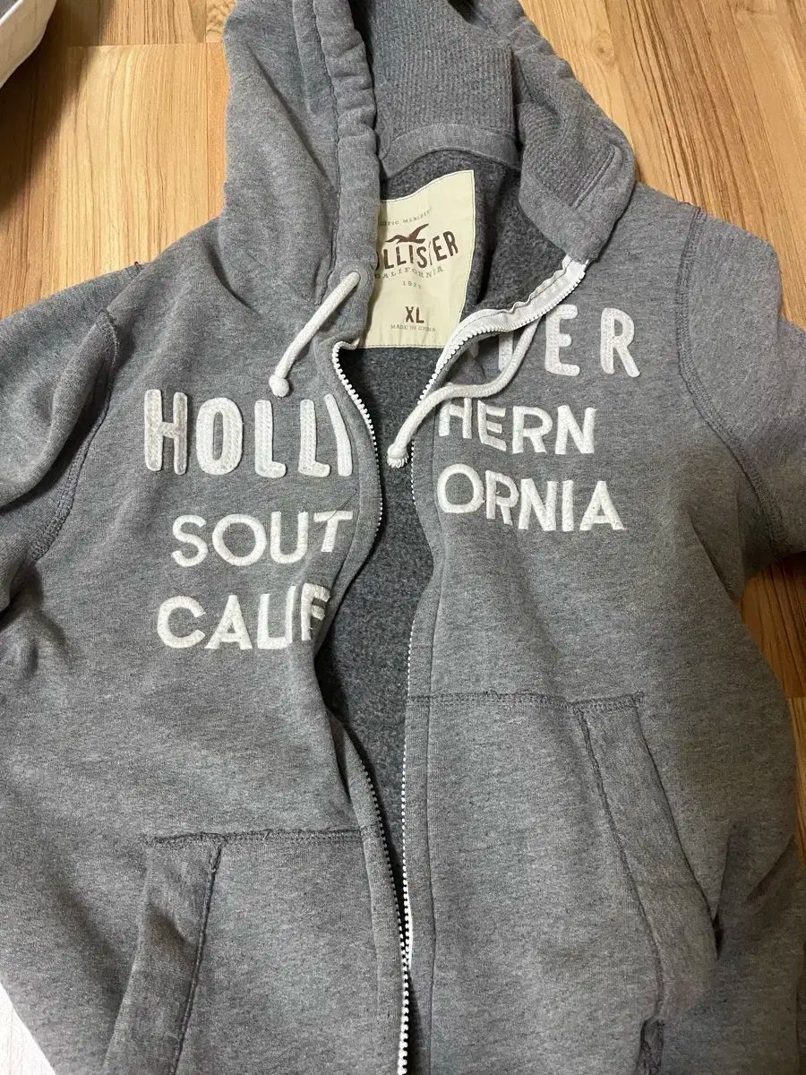 Hollister ホリスター ジップアップパーカー フード付き