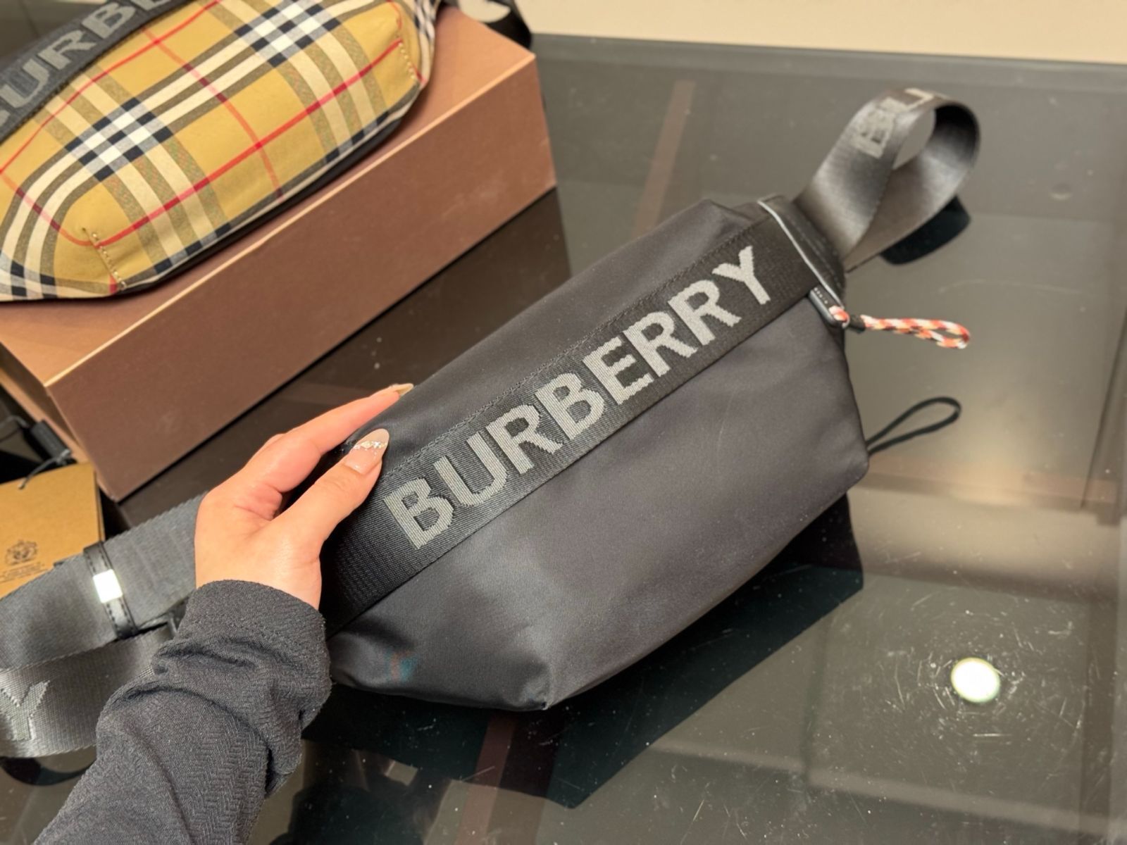 今日特価】Burberry ワイドベルトバッグ - メルカリ