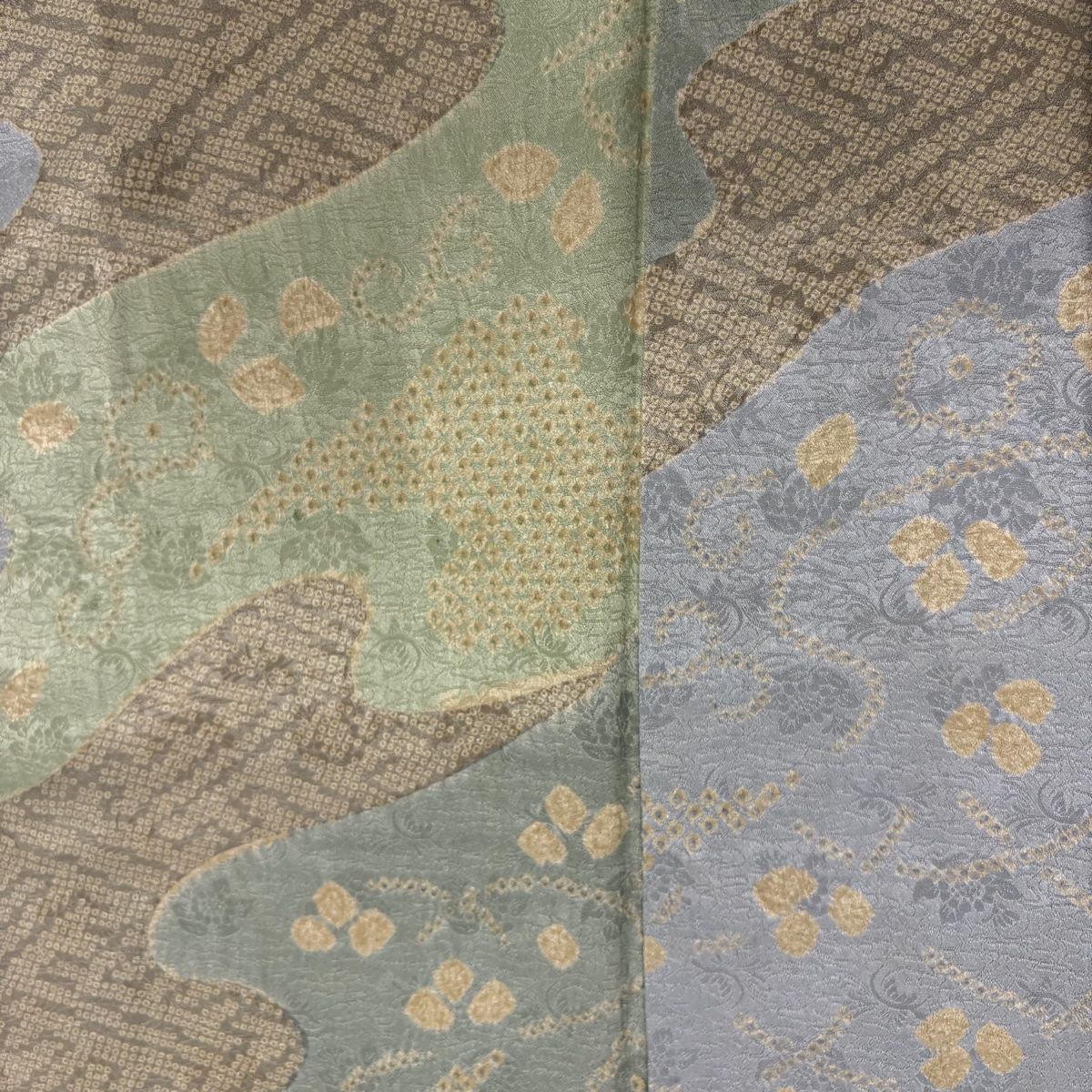 未使用品 小紋 総絞り くすんだ薄緑 綸子 身丈164.5cm 裄丈67cm 未使用品 小紋 総絞り くすんだ薄緑 綸子 身丈164.5cm 裄丈