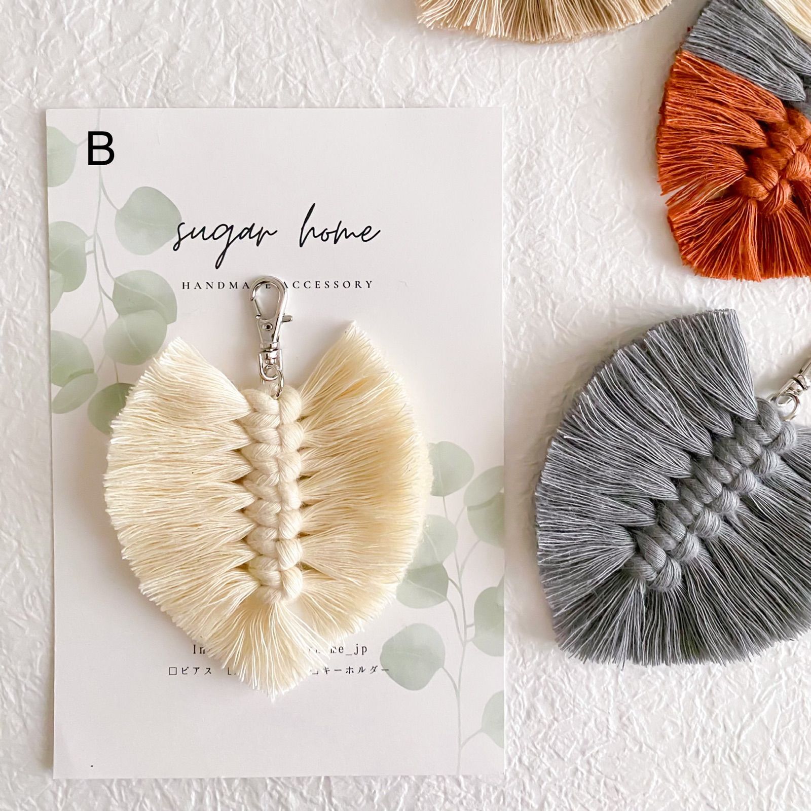 マクラメ編みのフェザーキーホルダー ＊ バッグチャーム - メルカリ
