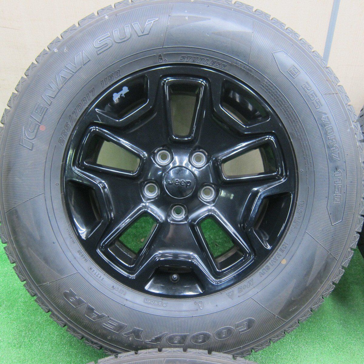 バリ溝 キレイ 8.5分 ジープ ラングラー アンリミテッド 純正 265 70R17 スタッドレス グッドイヤー アイスナビ SUV 17インチ PCD127 5H 4121001TNス