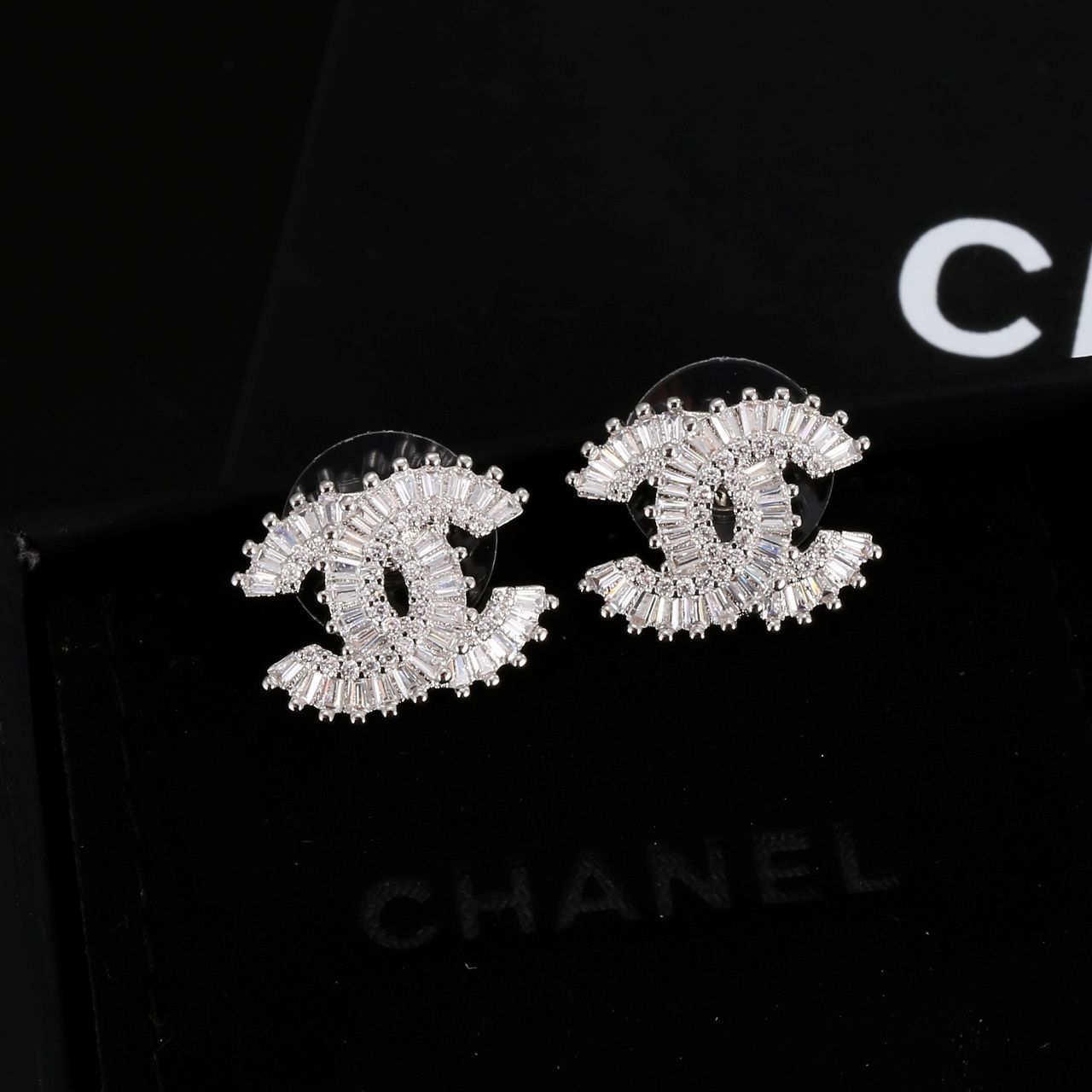 CHANEL】シャネル クリスタルCC ロゴスタッドピアス エレガントで輝く