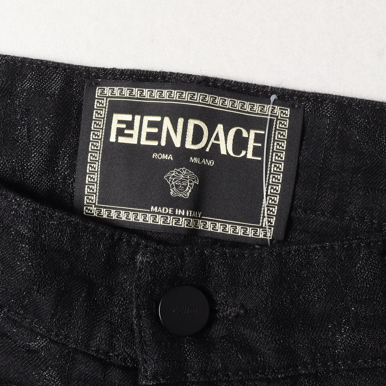 美品 FENDI フェンディ パンツ サイズ:33 VERSACE ヴェルサーチ ズッカ柄 総柄 デニム パンツ FLP201 AKCW  FENDACE フェンダーチェ ブラック 黒 イタリア製 ボトムス ジーンズ ジーパン【メンズ】 - メルカリ