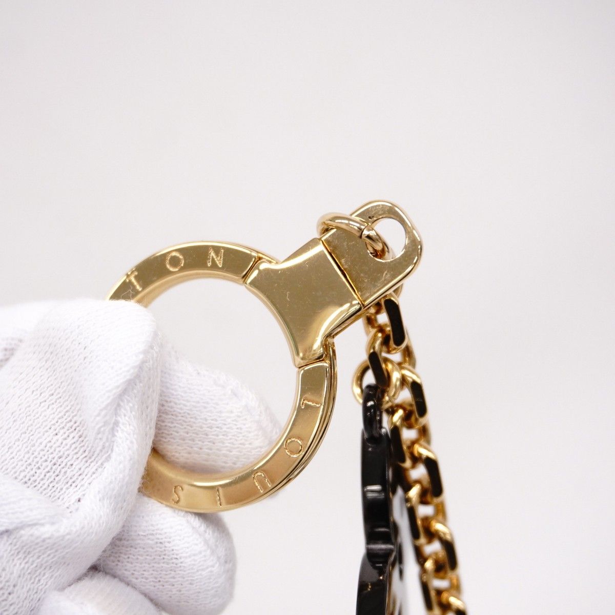 LOUIS VUITTON ゴールドキーホルダー Louis Vuitton ロゴチャーム ゴールド キーホルダー