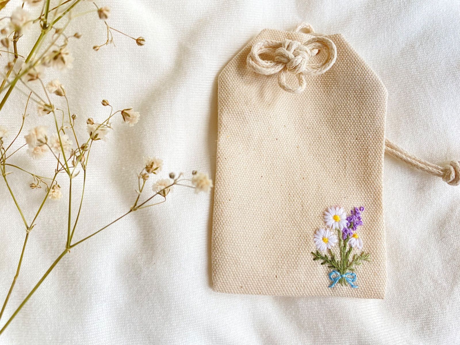 《展示品》手刺繍デイジーのお花畑の御守り袋　お守り袋　ハンドメイド