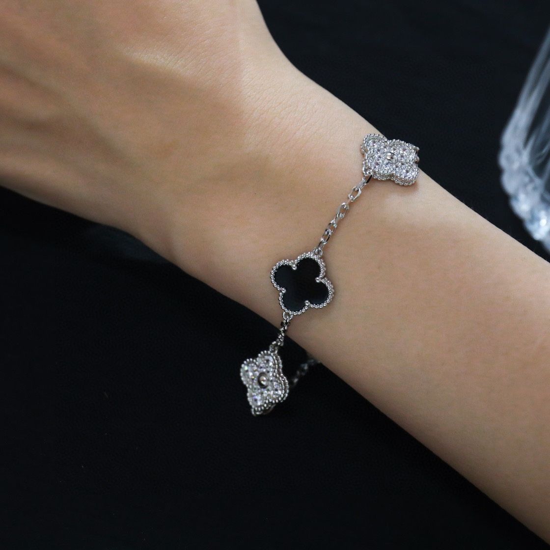 Van Cleef & Arpels 四つ葉ブレスレット カルセドニー Van Cleef & Arpels] ヴァンクリーフ＆アーペルの四つ葉の