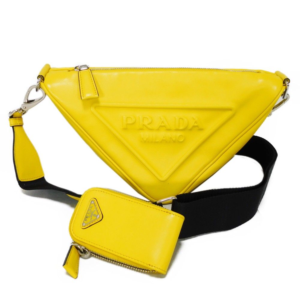 プラダ イエロー　トライアングル　PRADA　新品同様 プラダ(Prada) グレーストライアングル コンパクトウォレット