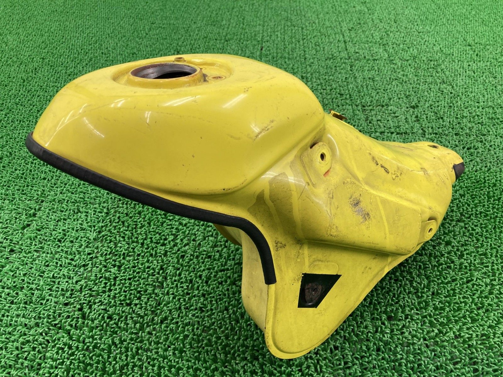 Dトラッカー KLX250 タンク 黄 カワサキ 純正 中古 バイク 部品 LX250E コケキズ無し 凹み無し 穴あきなし 修復素材に ノーマル戻しに 24 Dトラッカー KLX250 タンク 黄 カワサキ 純正 バイク 部品 LX250E