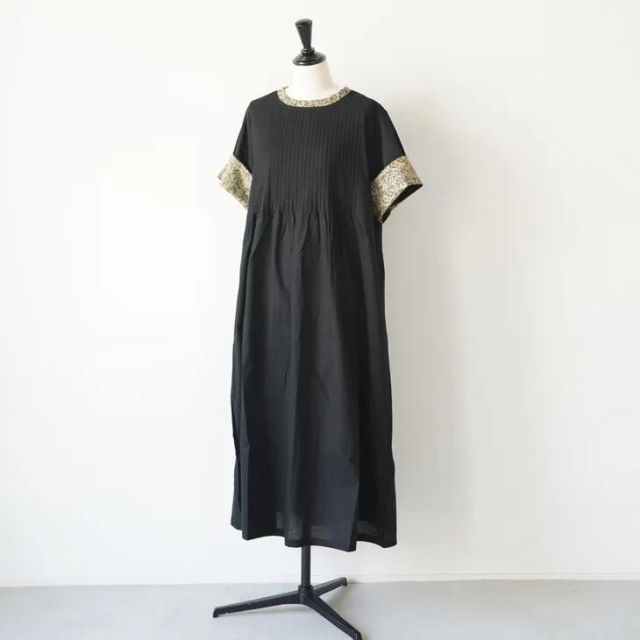 sosotto ソソット | 綿麻細ピンタックLIBERTYフリルOP半袖 black|chive | ワンピース フラワー柄