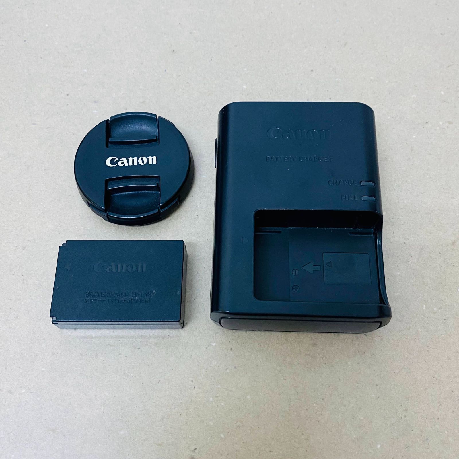 キャノン 　Canon EOS Kiss M　ブラック 　EF-M 15-45mm  F 3.5-6.3 　IS STM 　レンズキット 充電器、バッテリー付属 C2114  80サイズ発送