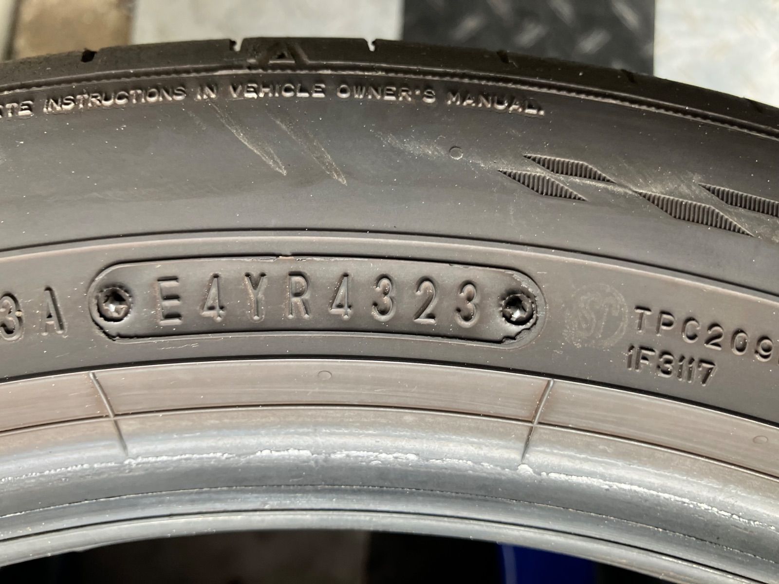 アゼニス タイヤ2本