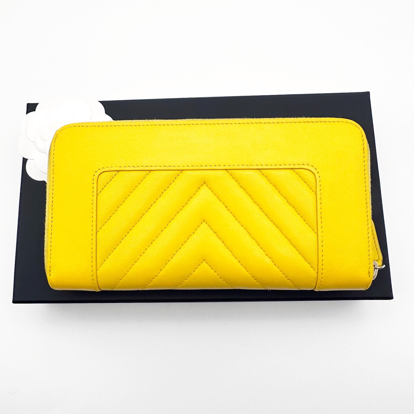 CHANEL シャネル マドモアゼル ラムスキン Vステッチ ラウンド 