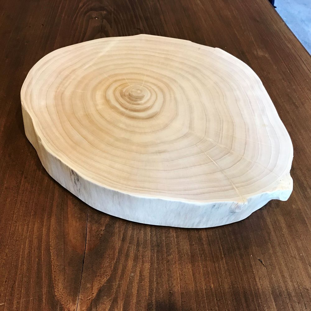 使い心地抜群のイチョウまな板を 切り株から丁寧に作ってみました