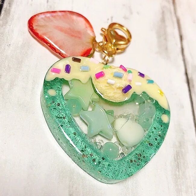 いちごクリームソーダ♡レジン・チャーム・シャカシャカシェイカー