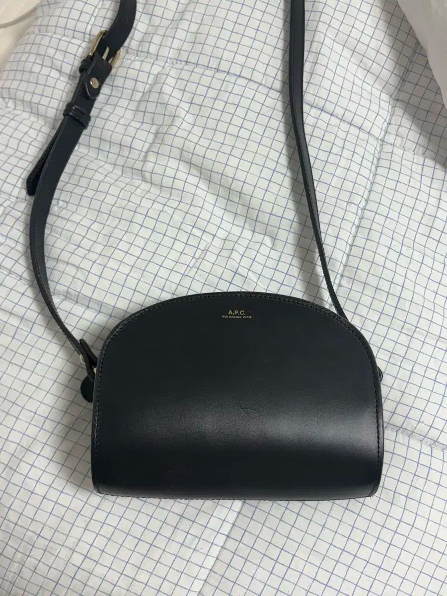 アー・ペー・セー(A.P.C.) ハーフムーン ショルダーバッグ | 通販