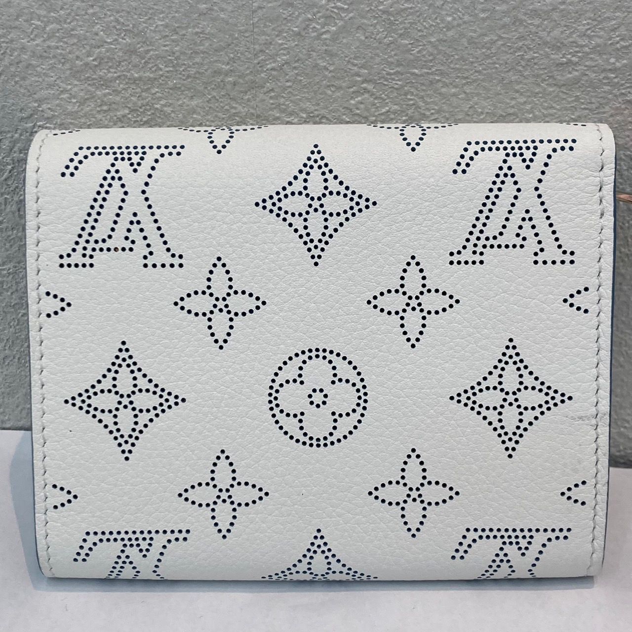 ◇ 未使用 LOUIS VUITTON ルイヴィトン マヒナ ポルトフォイユ・イリス XS M69212 （ホワイト） レディース三つ折財布 -  メルカリ