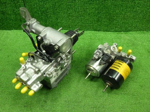 アクア DAA-NHP10 ABSアクチュエーター 1F7 47070-52020 47050-52030 9151