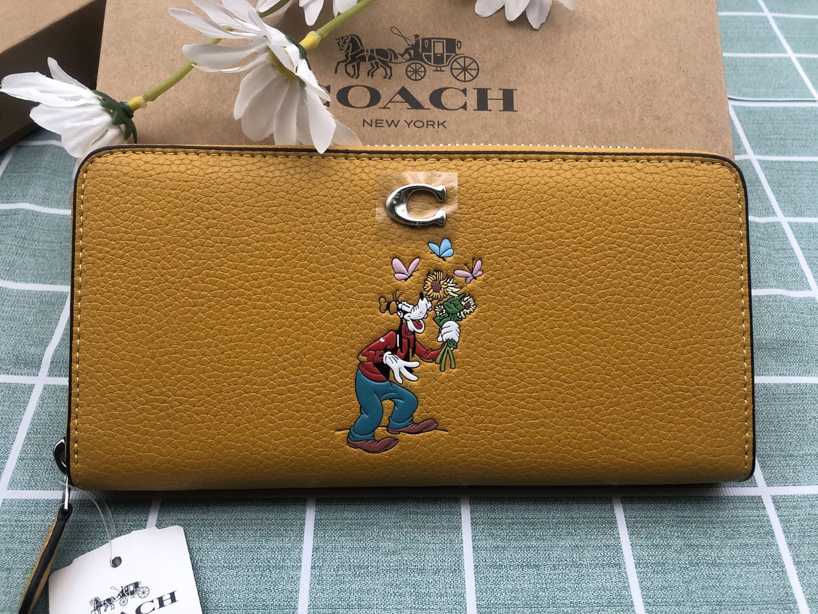 COACH コーチ 財布 長財布 クーポン配布 贈り物 イエロー  メンズ レディース ウォレット ギフト アラウンド ブランド プレゼント レザー  新品 未使用 ロゴ シグネチャー ナチュラル CC084